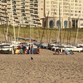 Man onwel op strand nabij de zeilvereniging